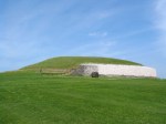 Newgrange (Richard Gallagher 2003 - Wikipedia).